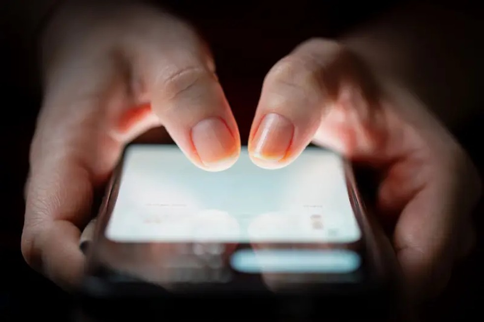 Especialistas recomendam que se preste atenção em links recebidos por WhatsApp — Foto: Getty Images via BBC
