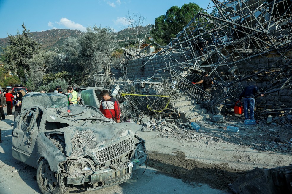 Carro destruído após ataque isralense em Almat, no Líbano, neste domingo (10) — Foto: Thaier Al-Sudani/Reuters