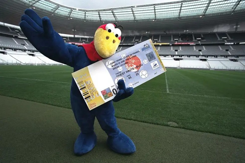 Morgan Segui ficou famoso ao se apresentar no Stade de France fantasiado de Footix, o mascote da Copa do Mundo de 1998, na França — Foto: Getty Images/BBC