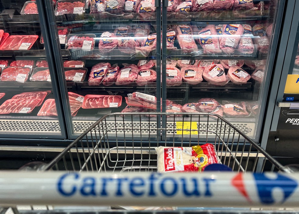 Vitrine com carnes brasileiras em loja do grupo francês Carrefour, em Curitiba/PR — Foto: RODOLFO BUHRER/FOTOARENA/ESTADÃO CONTEÚDO