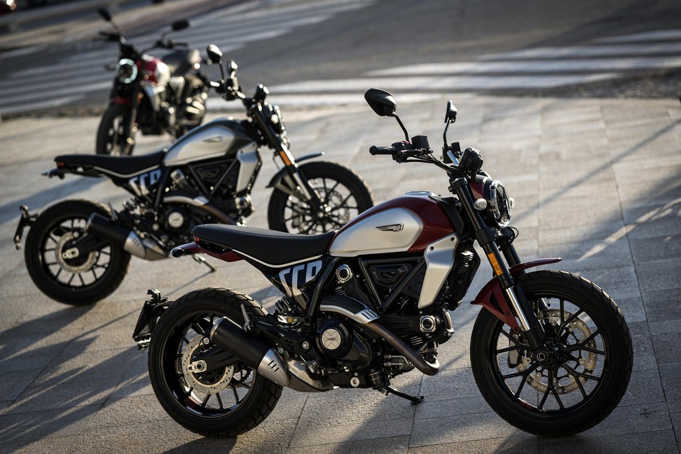 O guidão ficou mais baixo, facilitando a passagem nos corredores engarrafados das cidades — Foto: Divulgação | Ducati