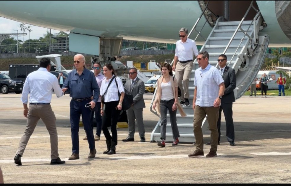Presidente americano Joe Biden chega a Manaus acompanhado da filha Ashley Biden e da neta Natalie Biden — Foto: Daniela Branches/Rede Amazônica