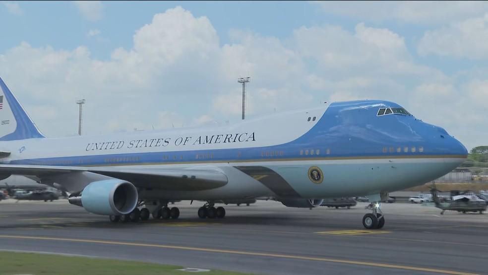 Avião com Biden chega a Manaus — Foto: Reprodução/GloboNews