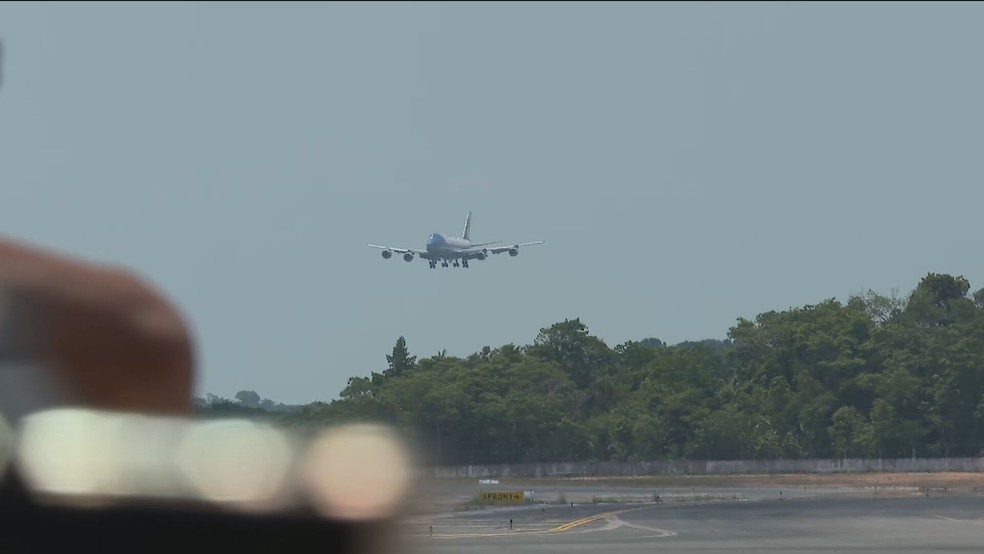 Avião de Biden chega a Manaus — Foto: Reprodução/GloboNews