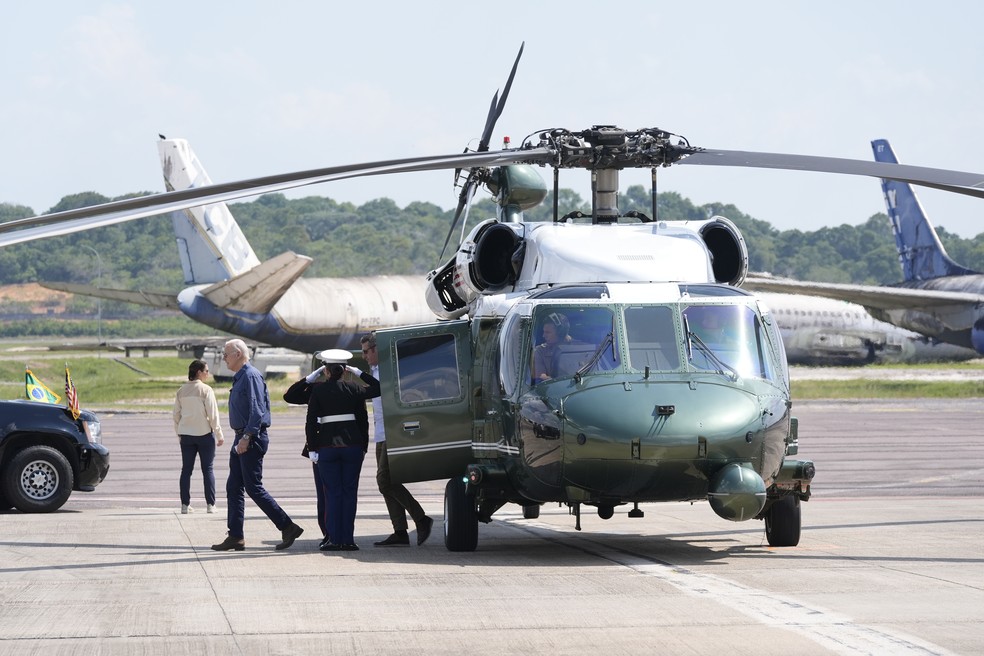 Biden sobrevoou a Amazônia em um helicóptero do governo americano e voltou ao aeroporto de Manaus — Foto: Manuel Balce Ceneta/AP