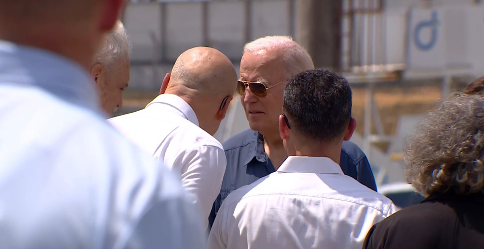 Biden conversa com autoridades na pista do Aeroporto Internacional de Manaus. — Foto: Alexandro Pereira/Rede Amazônica