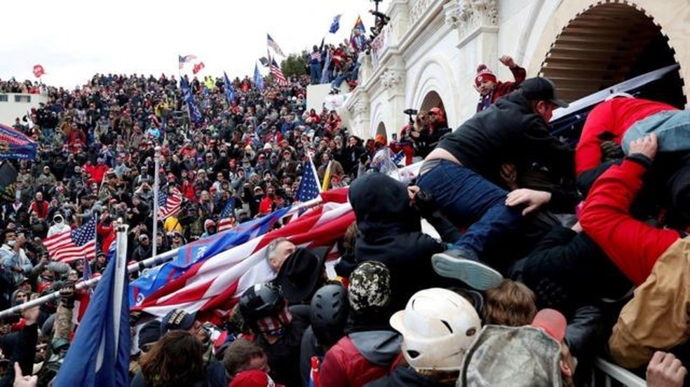 Em 6 de janeiro de 2021, uma multidão invadiu o Capitólio, sede do Legislativo dos EUA — Foto: Reuters/Via BBC