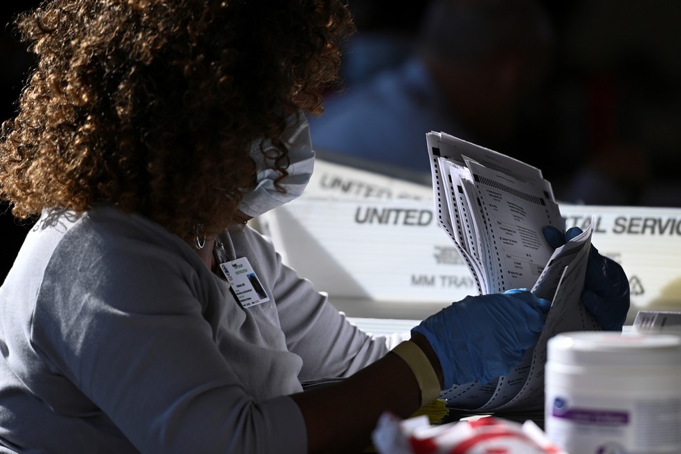 Apuração dos votos da eleição americana em Atlanta, na Geórgia — Foto: REUTERS/Brandon Bell