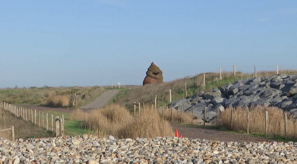 Escultura em formato de concha foi instalada no litoral da Inglaterra — Foto: Reuters