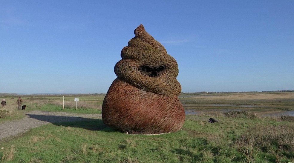 Internautas dizem que escultura de concha instalada na Inglaterra lembra um emoji de cocô — Foto: Reuters