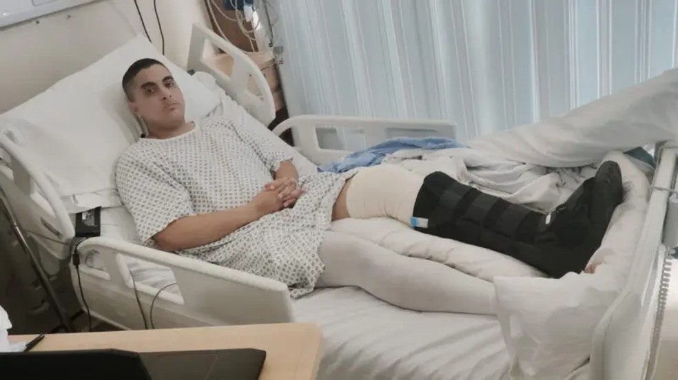 Alexandre sofreu uma fratura exposta na perna esquerda e precisou passar por cirurgia. — Foto: Arquivo pessoal via BBC