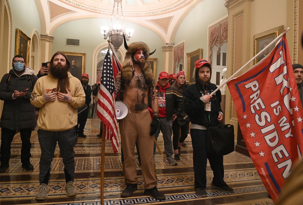 Manifestantes pró-Trump invadem o Capitólio em 6 de janeiro de 2021. — Foto: Saul Loeb/AFP