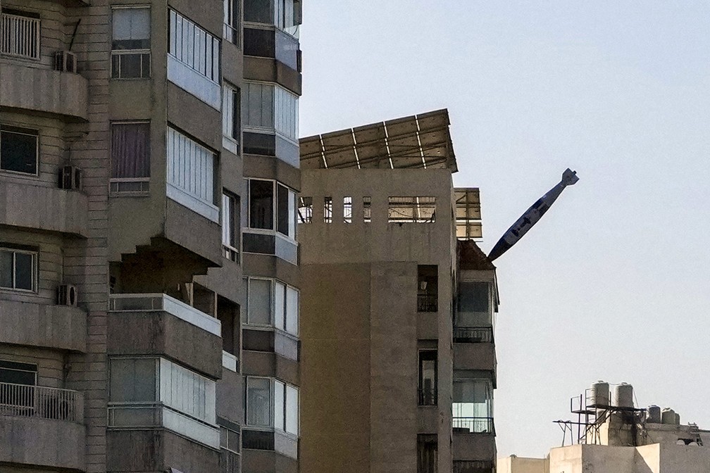 Bomba lançada em prédio em Tayouneh, Beirute, Líbano, na sexta-feira — Foto: Hassan Ammar/AP