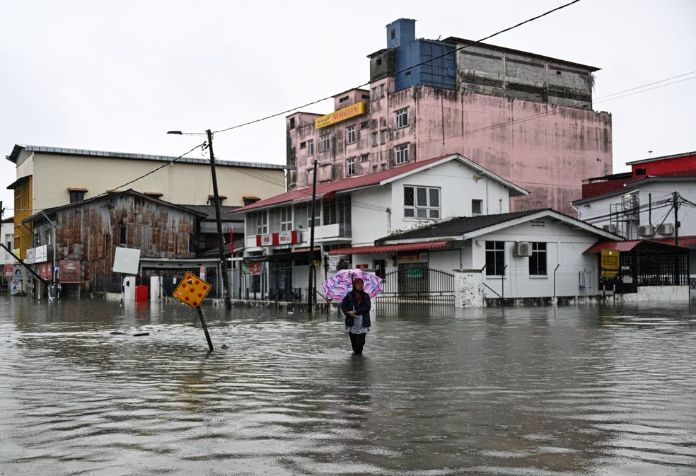 Centros de acolhimento temporários foram abertos em escolas e templos da Tailândia. — Foto: MOHD RASFAN/AFP