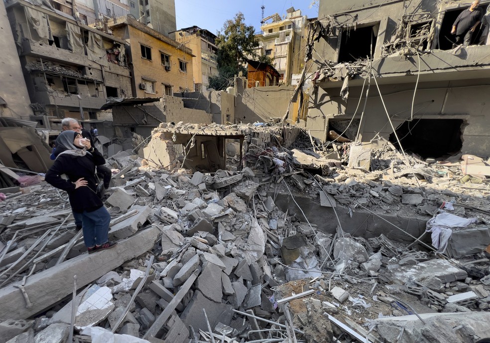 Residentes observam local bombardeado por Israel no Centro de Beirute, no Líbano — Foto: Hussein Malla/AP Photo