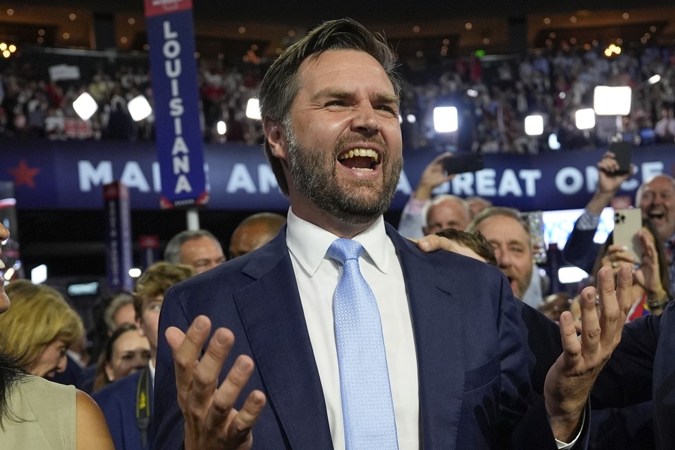 Senador americano J.D. Vance, escolhido por Trump como seu vice, chega à Convenção Nacional Republicana em 15 de julho de 2024. — Foto: AP Photo/Carolyn Kaster
