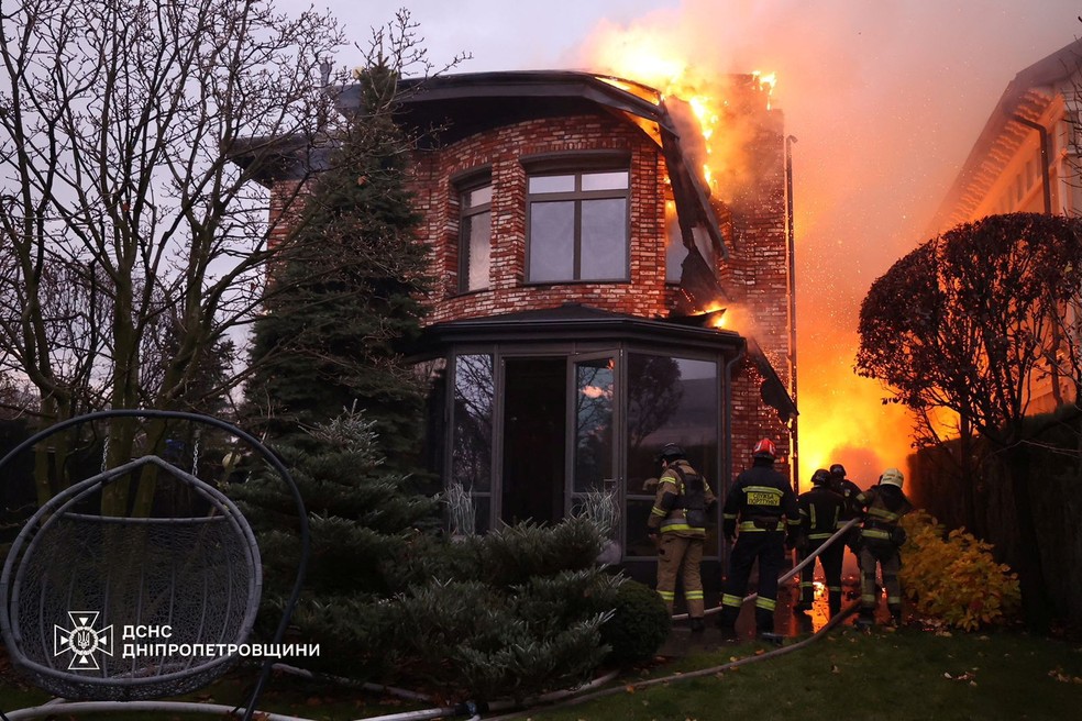 Bombeiros apagam incêndio após ataque da Rússia contra a cidade de Dnipro, na Ucrânia — Foto: Serviço de Emergência de Dnipro/Reuters