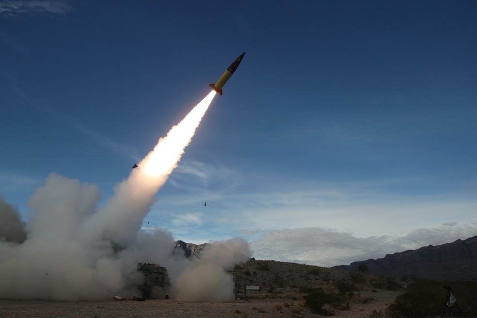 Míssil americano ATACMS em lançamento teste pelo Exército dos EUA em dezembro de 2021. — Foto: John Hamilton/U.S. Army via AP, File