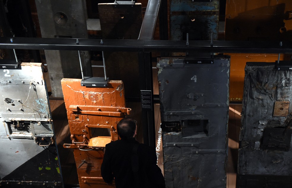 Visitante observa acervo do Museu da História do gulag, em Moscou, na Rússia, em 30 de outubro de 2015. — Foto: Vasily Maximov/AFP