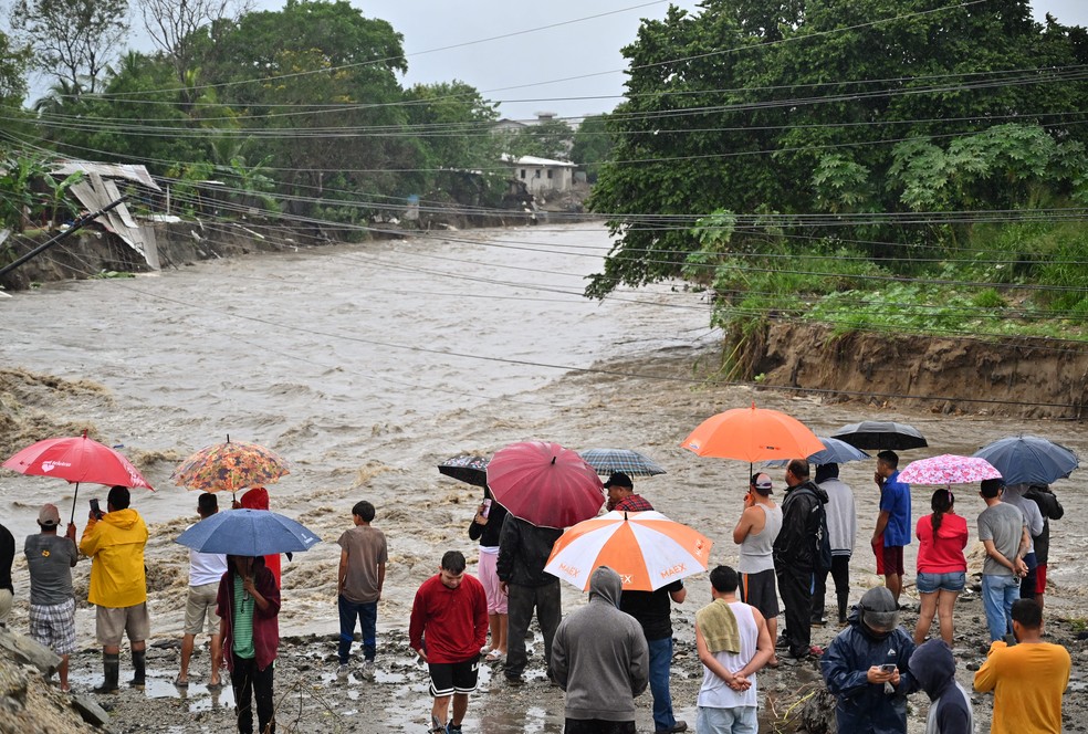 Tempestade tropical Sara causa estragos em Honduras — Foto: Orlando SIERRA / AFP