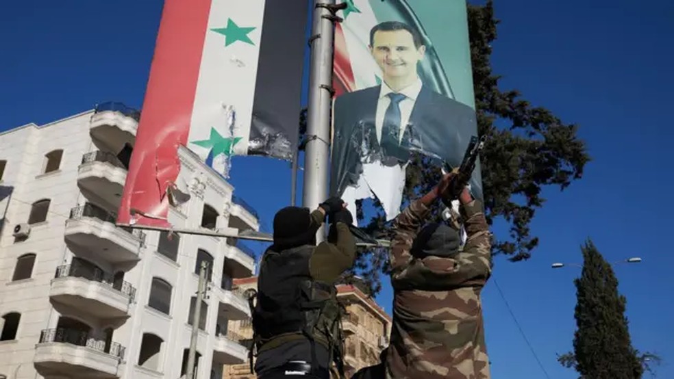 Rebeldes contrários ao regime de Bashar al-Assad na Síria se lançaram sobre a cidade de Aleppo, sem grande resistência — Foto: EPA/Via BBC