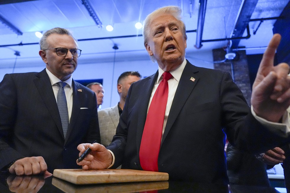 Donald Trump (dir.) fala ao lado de Massad Boulos, sogro de uma de suas filhas e que ele nomeou como conselheiro para países árabes e Oriente Médio, em novembro de 2024. . — Foto: Julia Demaree Nikhinson/ AP