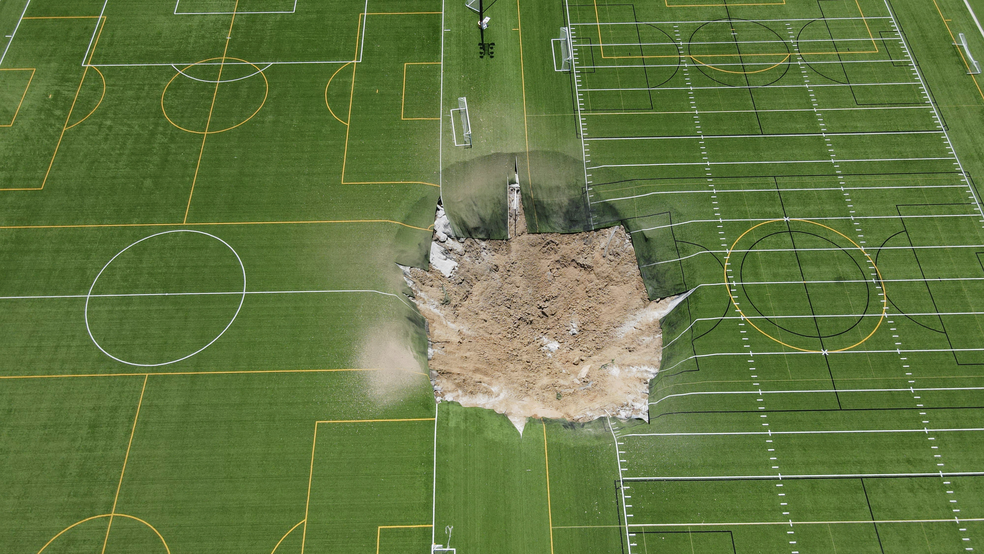 Foto de drone mostra buraco que se formou em um campo de futebol no Gordon Moore Park, em Illinois, nos EUA. A foto foi tirada em junho de 2024. — Foto: REUTERS/Lawrence Bryant