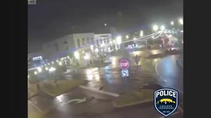 Câmera flagra acidente com carro em alta velocidade nos EUA