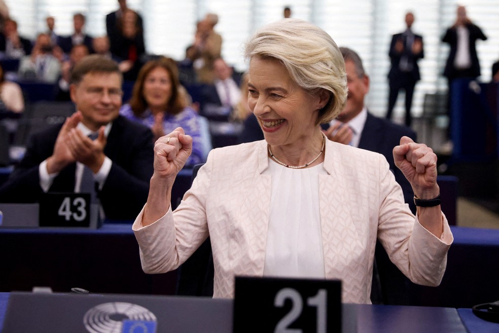 Ursula von der Leyen comemora após ser reeleita presidente da Comissão Europeia, em Estrasburgo — Foto: Johanna Geron/Reuters