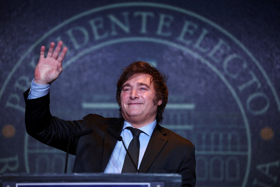 Presidente da Argentina, Javier Milei, acena para apoiadores, em Buenos Aires. — Foto: Agustin Marcarian/ Reuters