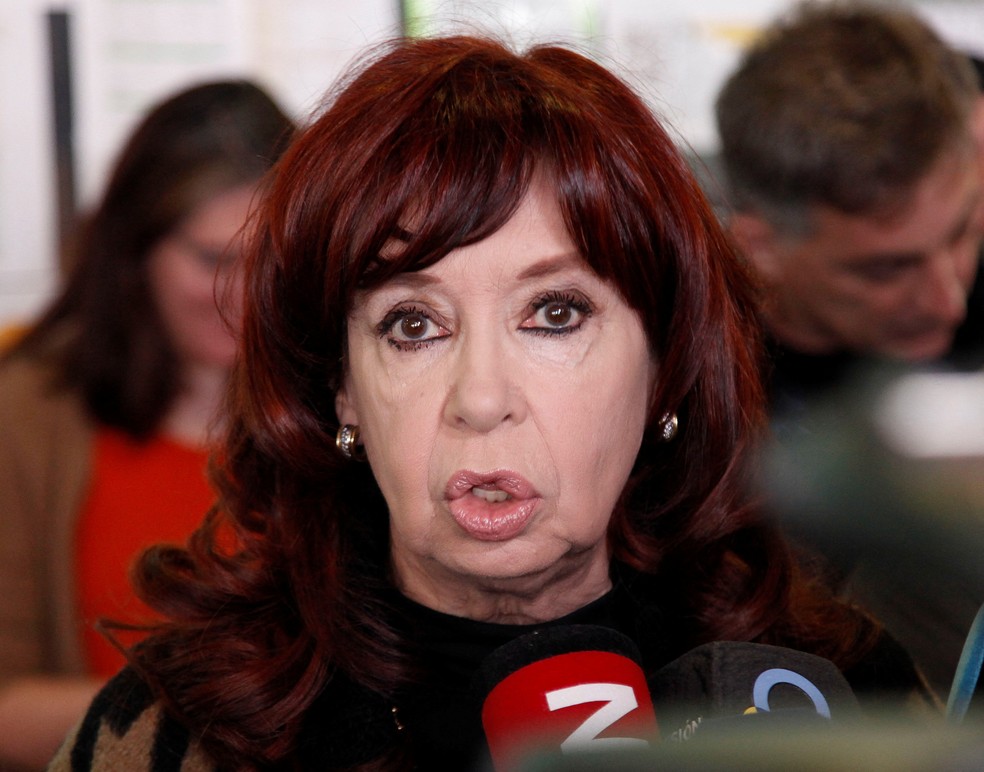 Cristina Kirchner dá entrevista após votar em 22 de outubro de 2023 — Foto: Horacio Cordoba/Reuters