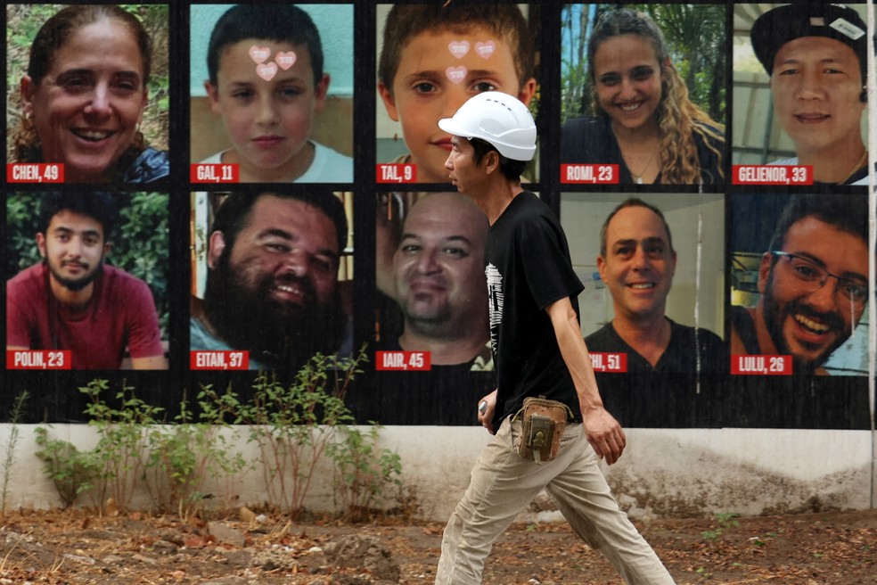 Cartaz mostra fotos de reféns mantidos pelo Hamas em Gaza, em foto de 1º de setembro de 2024. — Foto: REUTERS/Florion Goga
