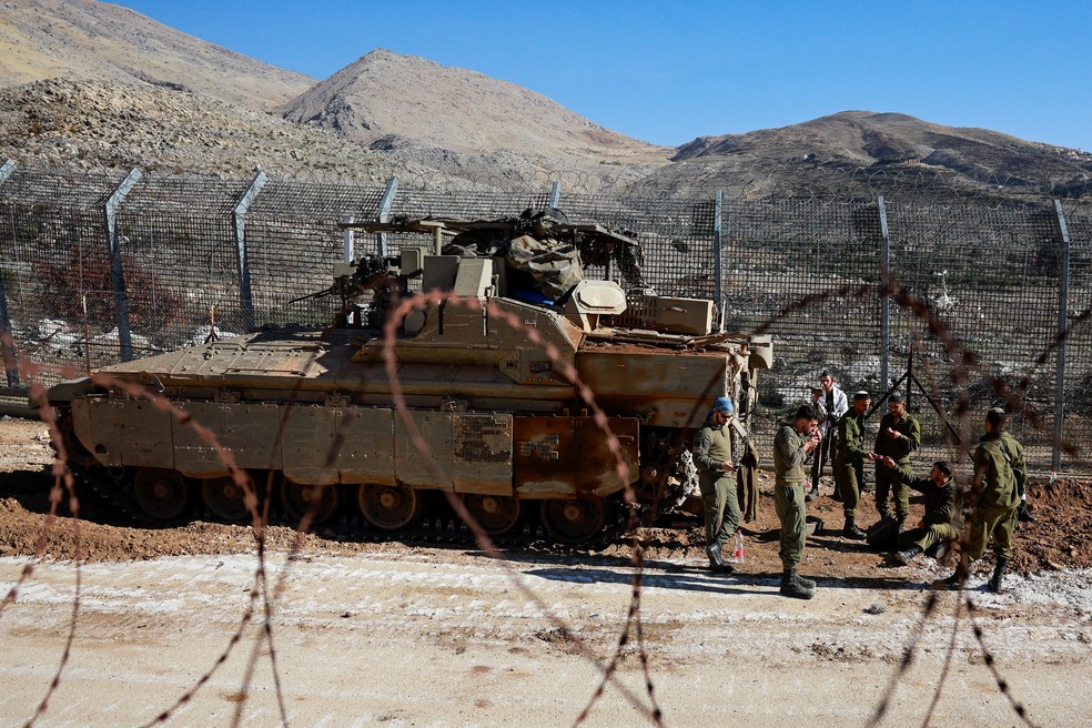 Soldados e tanques do exército israelense posicionados perto da linha de cessar-fogo entre as Colinas de Golã ocupadas por Israel e a Síria, em 9 de dezembro de 2024. — Foto: REUTERS/Ammar Awad