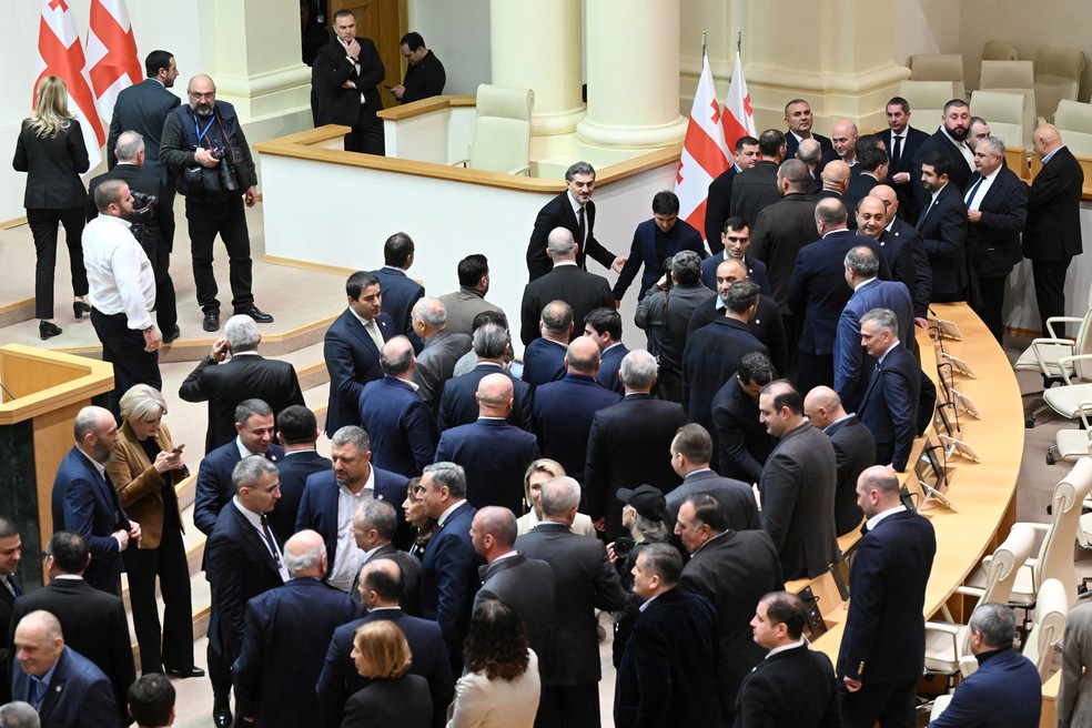 Mikheil Kavelashvili é parabenizado pelos legisladores após ser eleito como o novo presidente da Geórgia, no parlamento em Tbilisi em 14 de dezembro de 2024 — Foto: Vano Shlamov/AFP
