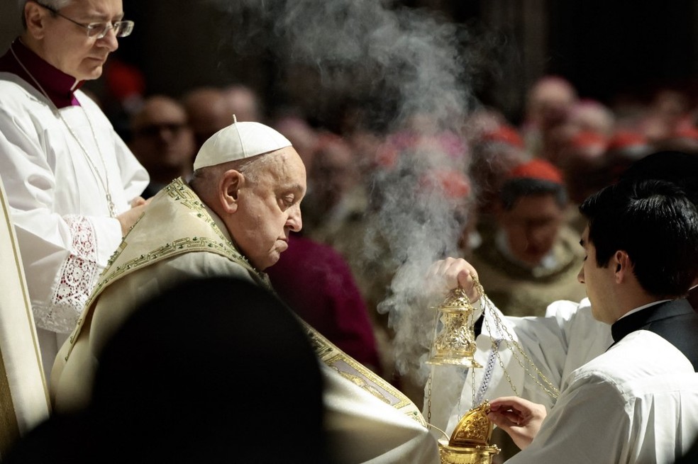 Papa Francisco comandando a Missa do Galo no Vaticano — Foto: Remo Casilli / POOL / AFP