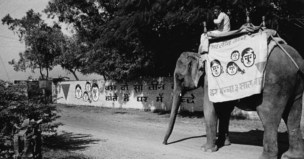 Um elefante com o símbolo do planejamento familiar em um vilarejo indiano na década de 1970. — Foto: Getty Images via BBC