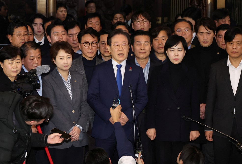 Deputados de oposição da Coreia do Sul votam para derrubar a lei marcial decretada pelo presidente — Foto: Yonhap via REUTERS