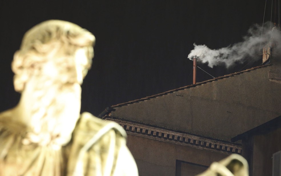 13 de março de 2013 - Fumaça branca sai da Capela Sistina no segundo dia de conclave — Foto: Tony Gentile/Reuters
