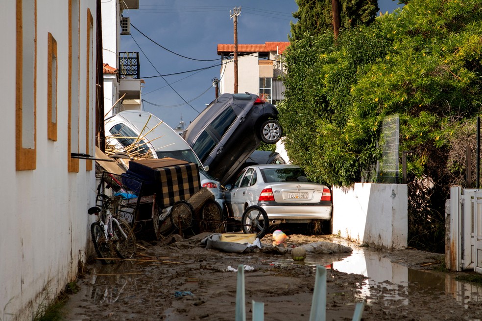Carros empilhados após a tempestade Bora na área de Lalysos, na ilha de Rodes, Grécia — Foto: REUTERS/Lefteris Damianidis
