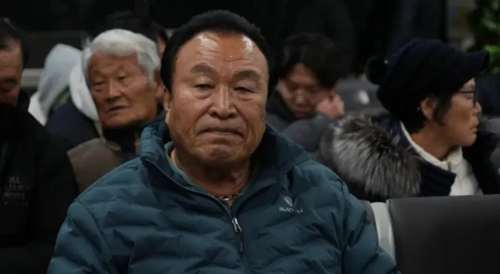Maeng Gi-su, de 78 anos, diz que três membros de sua família estavam no voo que caiu e deixou 179 mortos — Foto: BBC