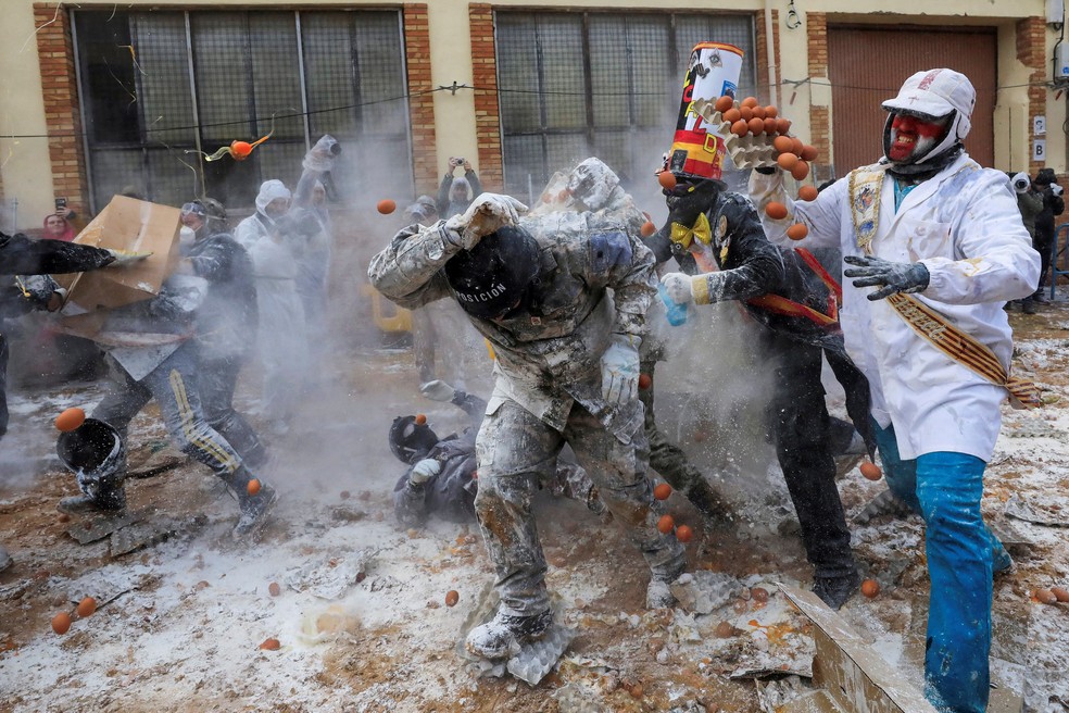 Foliões participam de festividade tradicional "Els Enfarinats" na cidade de Ibi, na província de Alicante, em 28 de dezembro de 2024. — Foto: REUTERS/Eva Manez
