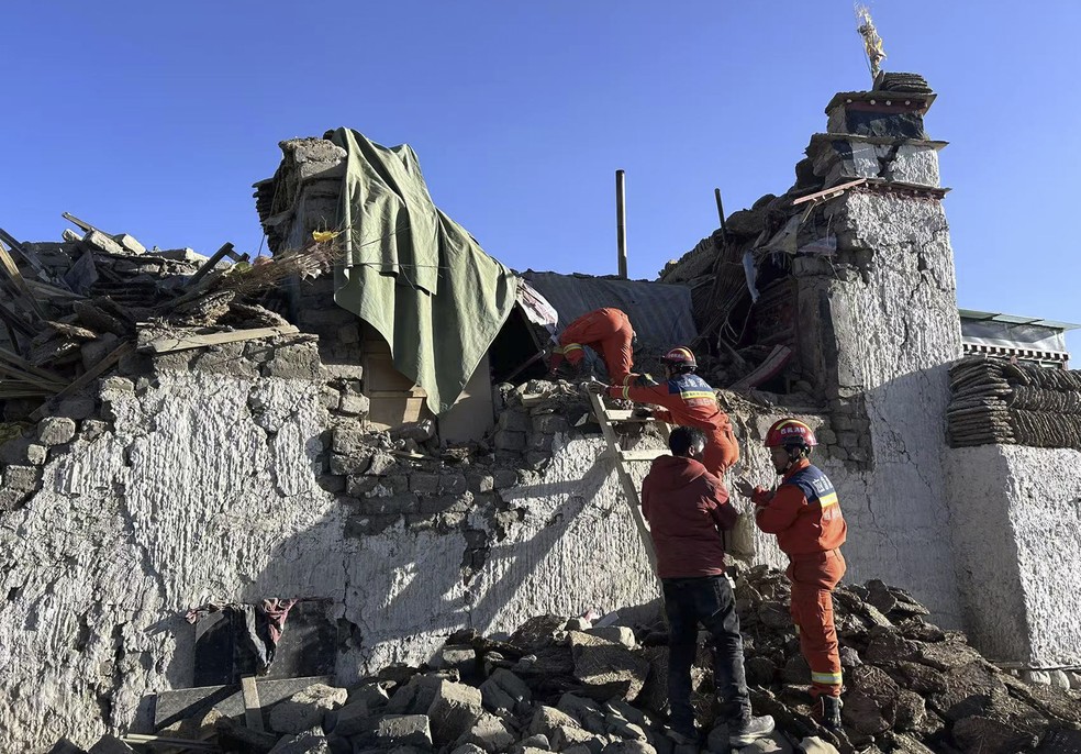 Trabalhadores de resgate procuram sobreviventes após um terremoto no Tibete, nesta terça-feira (7) — Foto: Xinhua via AP