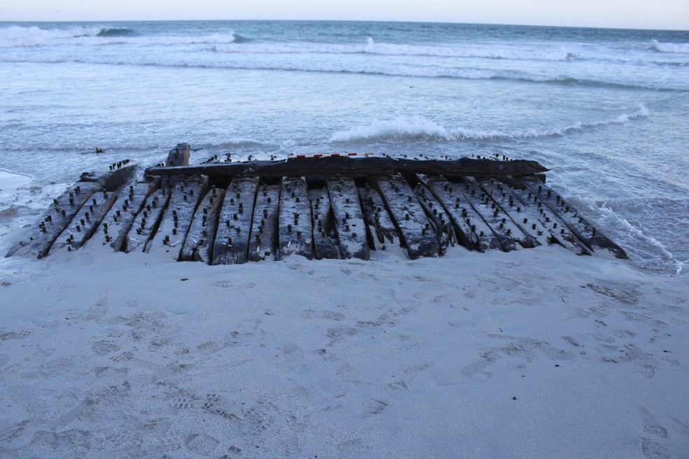 Restos de embarcação naufragada são encontrados em Sanday, na Escócia — Foto: Wessex Archaeology via AP