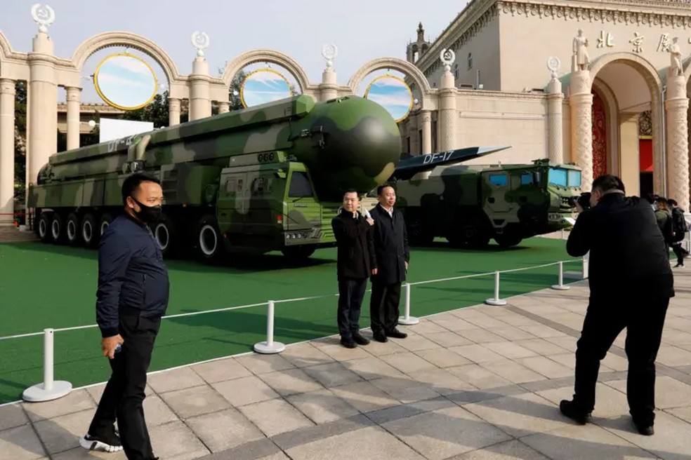 Veículos militares carregando armas, incluindo o míssil hipersônico DF-17, em uma exposição em Pequim — Foto: REUTERS