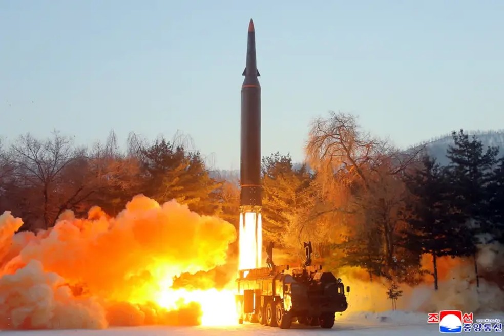 Míssil sendo lançado — Foto: KCNA via EPA