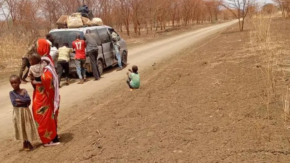 Os veículos em que Amira e o marido viajaram quebraram várias vezes ao longo do trajeto — Foto: Amira