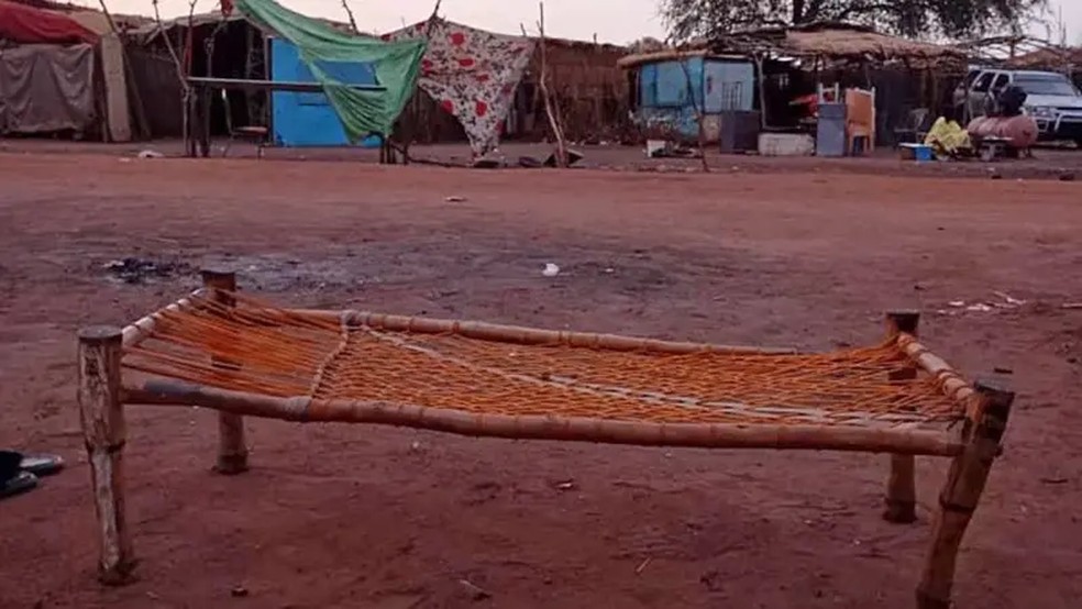 Amira alugou uma cama para passar a noite na aldeia de El-Hujairta, onde conseguiu se conectar à internet por meio de um aparelho de Starlink — Foto: Amira