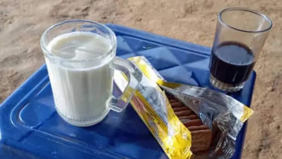 Lanche de boas-vindas de Amira em Abyei. A comida era cara durante a viagem, e a água era escassa. Os viajantes chegavam a beber água de poças — Foto: Amira