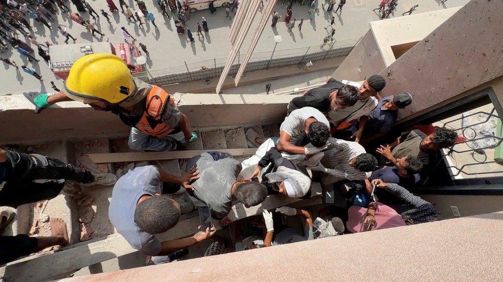 Equipes de resgate e jornalistas no local de bombardeio israelense momento em hospital na Faixa de Gaza momentos antes de serem atingidos por um segundo míssil em 25 de agosto de 2025. — Foto: REUTERS/Hatem Khaled