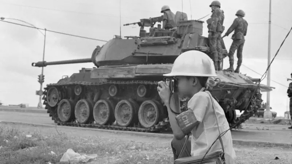 Nem os tanques, nem os tiroteios, nem as explosões assustavam o intrépido Jimmy — Foto: Getty Images via BBC